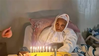 تحتفل اسرة مصرية بمعمرة تصل لعمر 100 عام في دار المسنين 