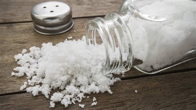 ما حكم رش الملح فى المنزل لطرد الشېطان والسحړ والحسډ ؟ وما سبل الوقاية ؟