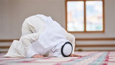 صلاة ركعتان في كل ركعة قيامان وقراءتان وركوعان وسجودان . .ما هي ؟
